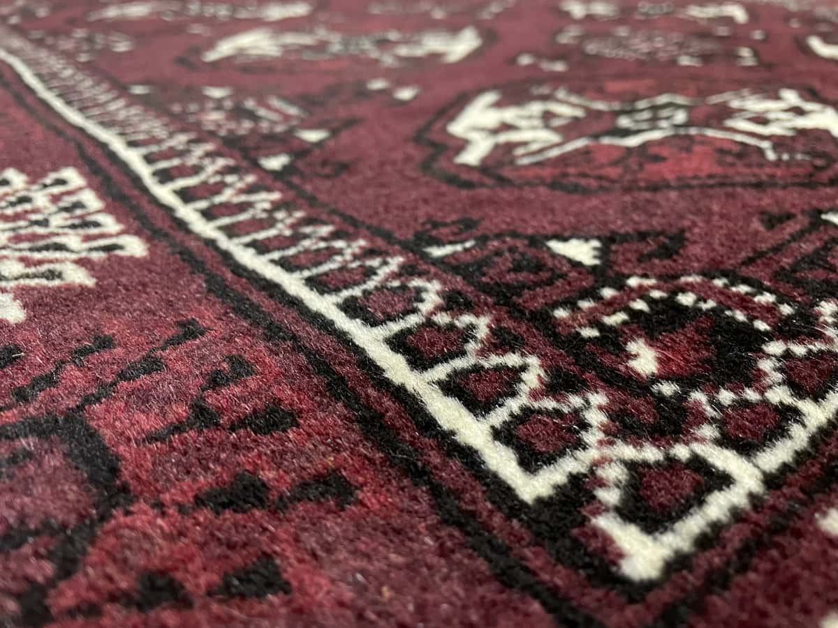 Persian rug of Turkoman style in dimensions 146 centimeters length by 100 centimeters width with mainly brown colors — Texture close-up