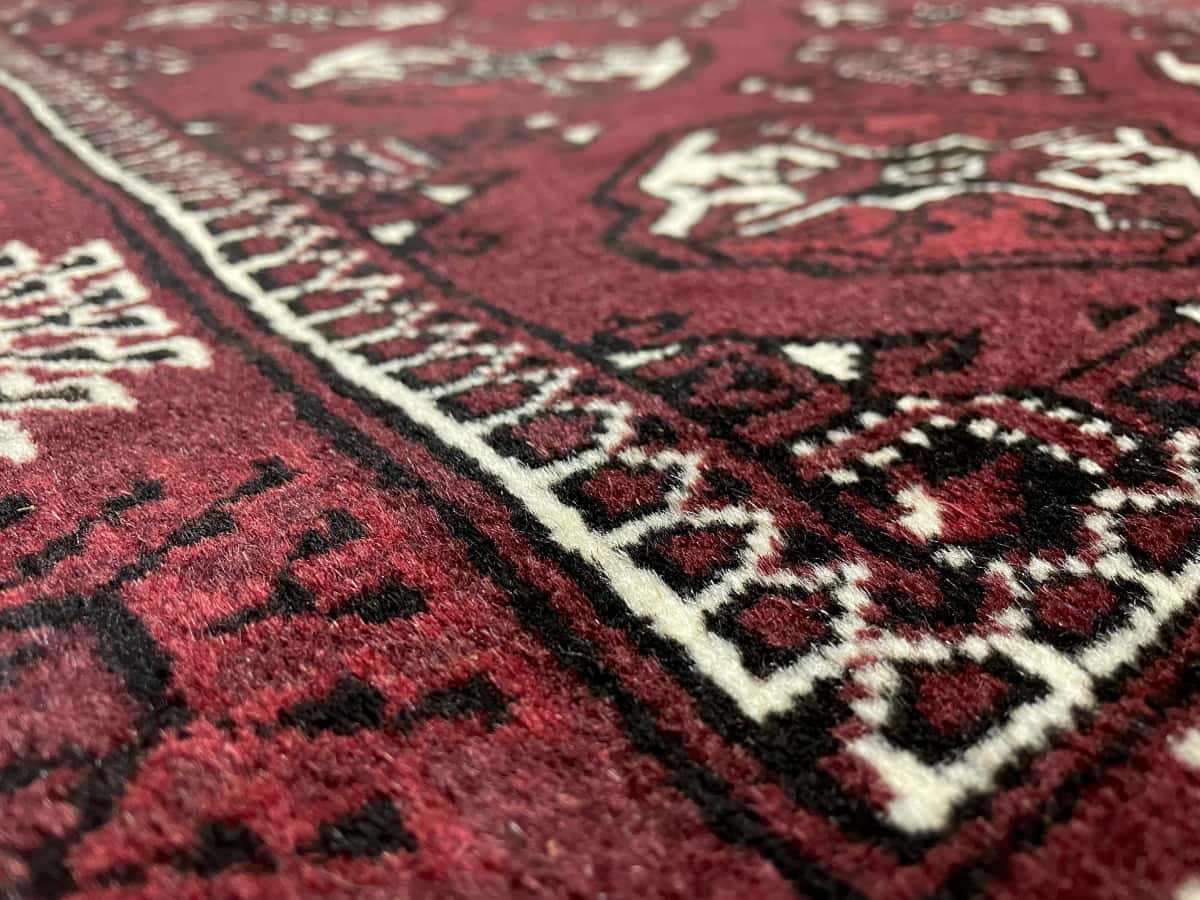 persischer Teppich im turkmenischer Stil in den Maßen 146 Zentimeter Länge mal 100 Zentimeter Breite mit überwiegend braun Farben — Nahaufnahme der Textur