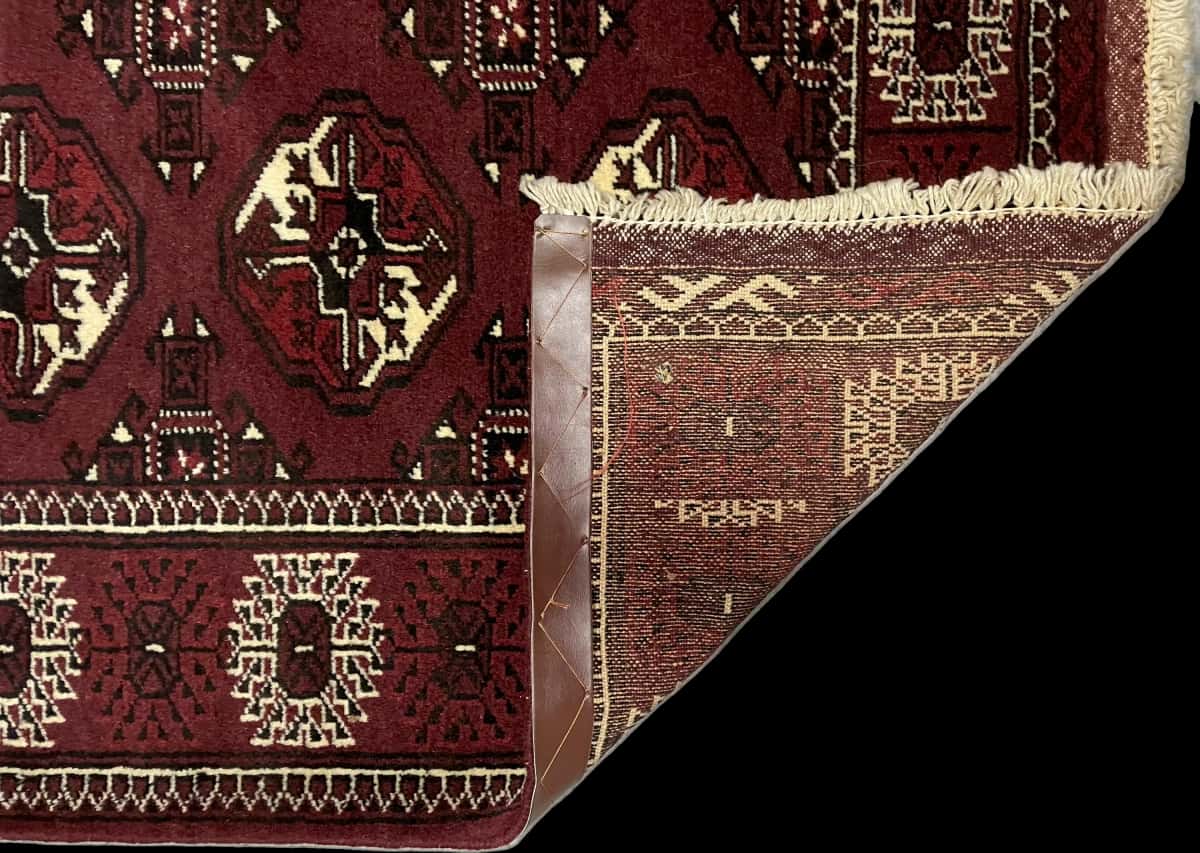 persischer Teppich im turkmenischer Stil in den Maßen 146 Zentimeter Länge mal 100 Zentimeter Breite mit überwiegend braun Farben — Gefaltet