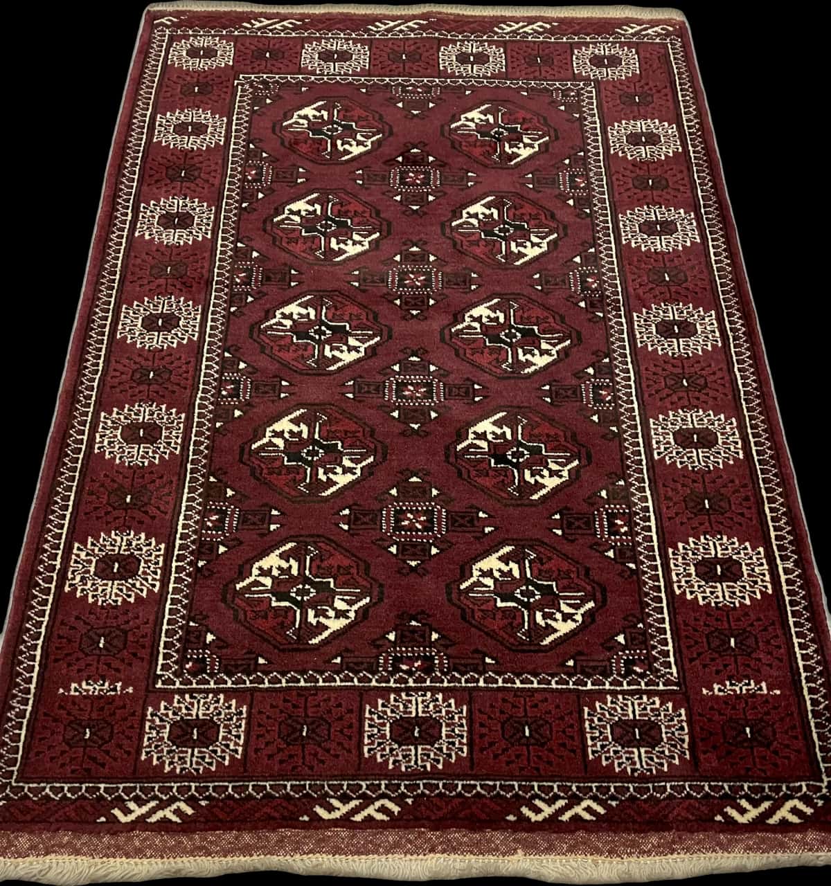 persischer Teppich im turkmenischer Stil in den Maßen 146 Zentimeter Länge mal 100 Zentimeter Breite mit überwiegend braun Farben — Perspektive