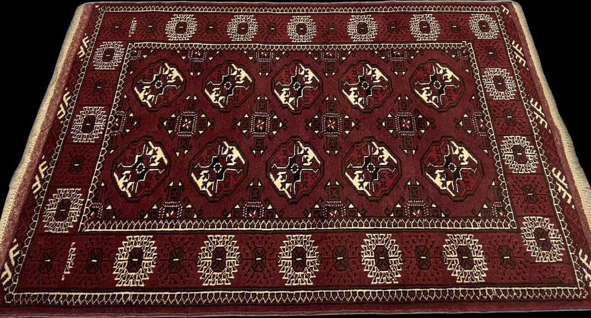 persischer Teppich im turkmenischer Stil in den Maßen 146 Zentimeter Länge mal 100 Zentimeter Breite mit überwiegend braun Farben — Perspektive