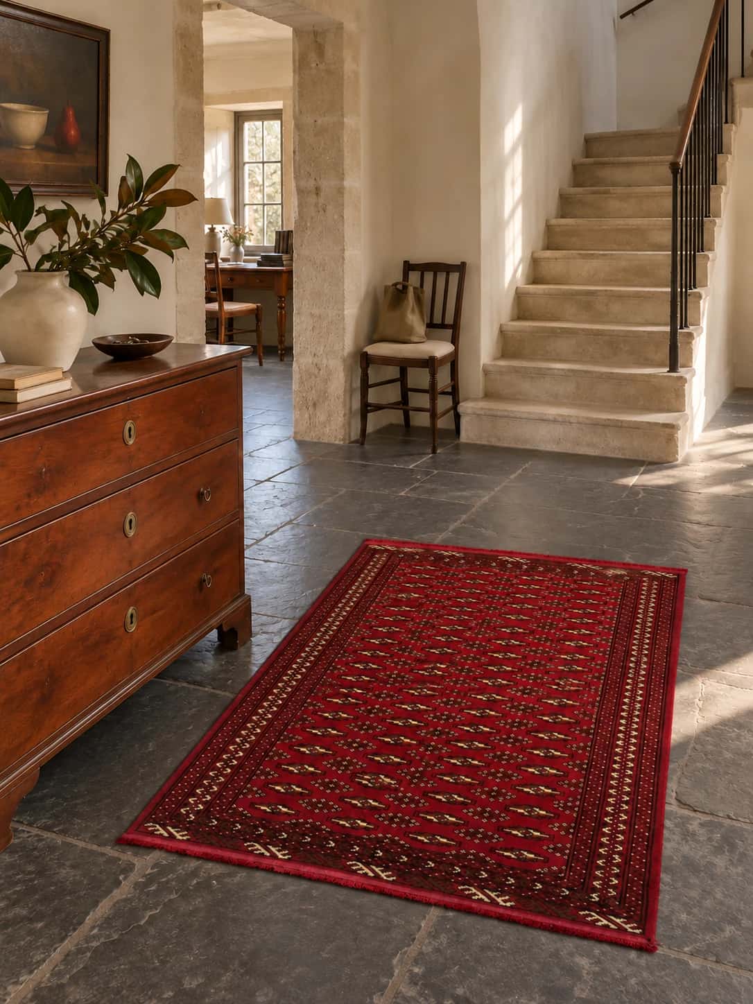 Alfombra persa turcomana, geométrica, 101x148 cm, principalmente en rojo — En una habitación