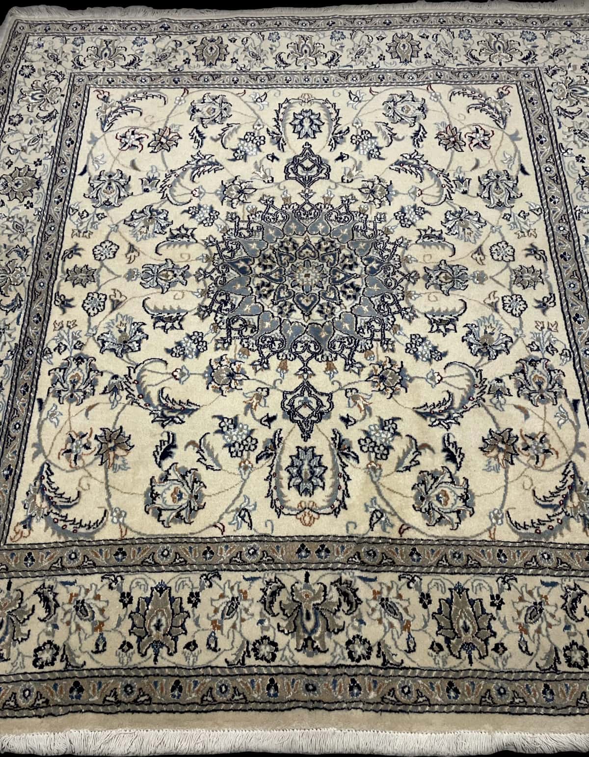alfombra persa de estilo Nain en dimensiones 212 centímetros de largo por 194 centímetros de ancho con colores principalmente beige y azul — Perspectiva