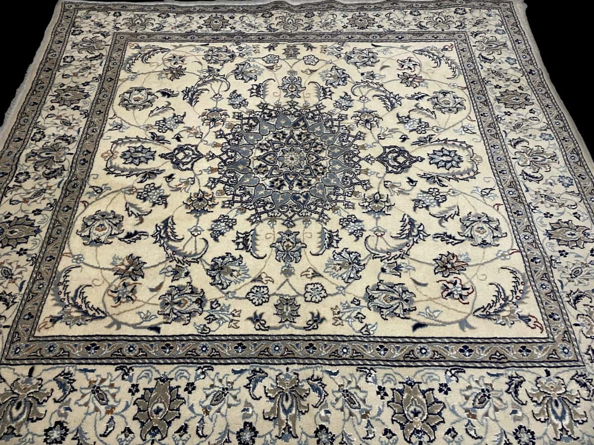 alfombra persa de estilo Nain en dimensiones 212 centímetros de largo por 194 centímetros de ancho con colores principalmente beige y azul — Perspectiva