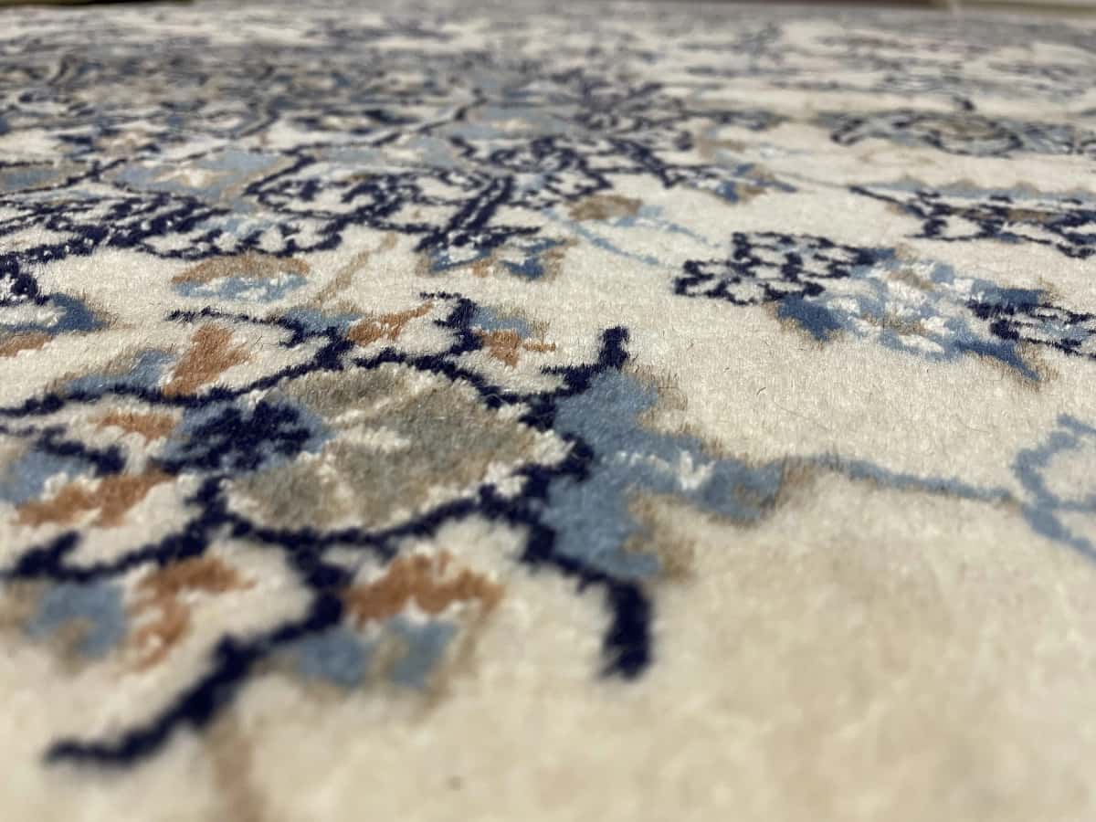 alfombra persa de estilo Nain en dimensiones 212 centímetros de largo por 194 centímetros de ancho con colores principalmente beige y azul — Primer plano de la textura