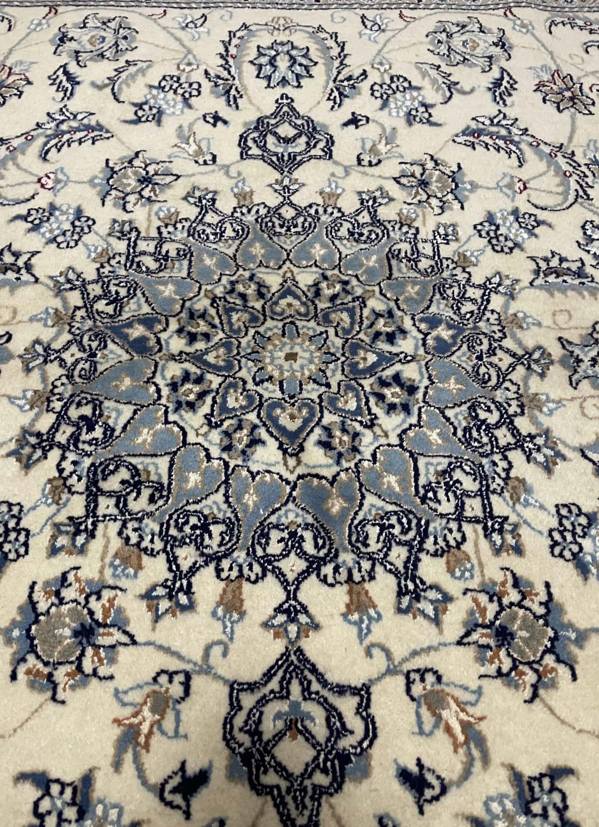 alfombra persa de estilo Nain en dimensiones 212 centímetros de largo por 194 centímetros de ancho con colores principalmente beige y azul — Primer plano de la textura