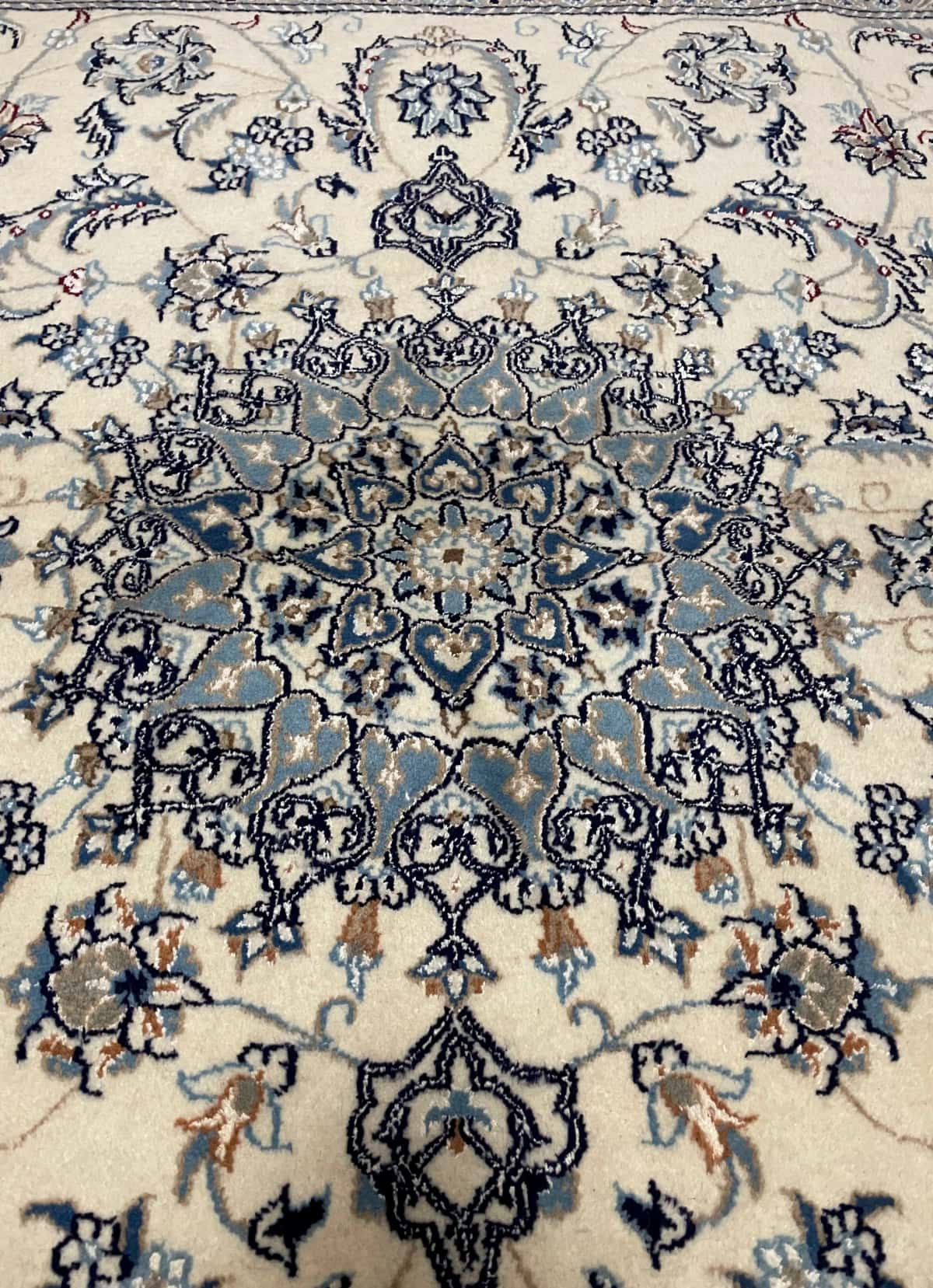 persischer Teppich im Nain Stil in den Maßen 212 Zentimeter Länge mal 194 Zentimeter Breite mit überwiegend beige und blau Farben — Nahaufnahme der Textur
