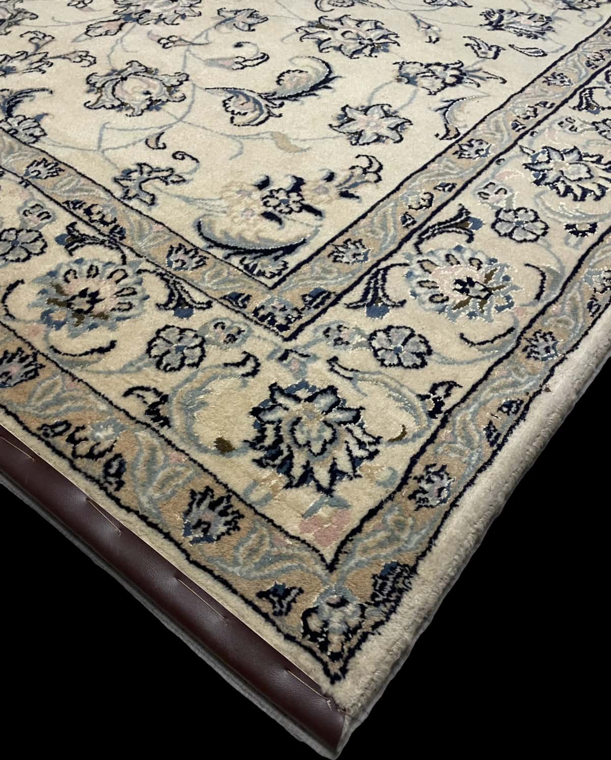 Persian rug of Nain style in dimensions 235 centimeters length by 160 centimeters width with mainly beige and blue colors — Corner & edge