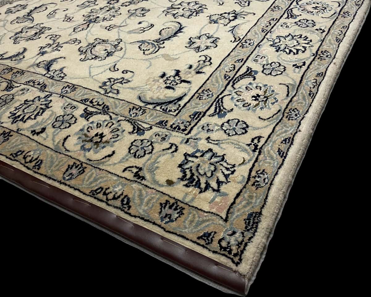 Persian rug of Nain style in dimensions 235 centimeters length by 160 centimeters width with mainly beige and blue colors — Corner & edge