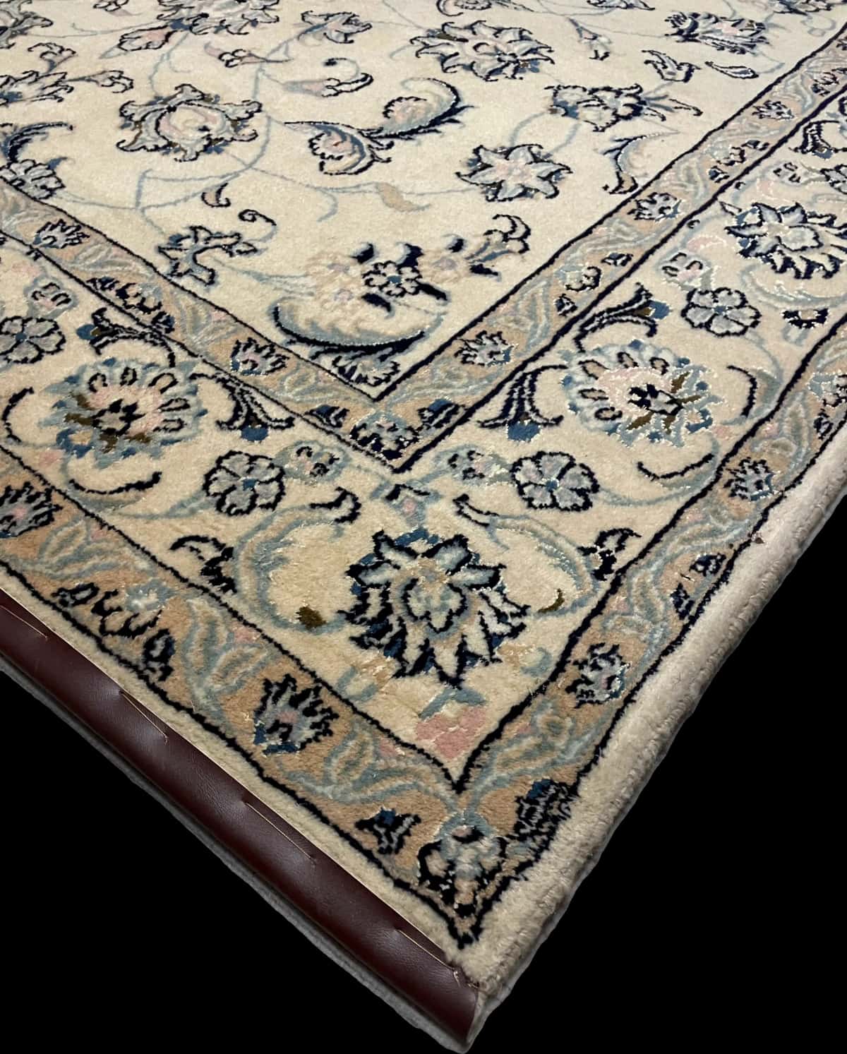 persischer Teppich im Nain Stil in den Maßen 235 Zentimeter Länge mal 160 Zentimeter Breite mit überwiegend beige und blau Farben — Ecke & Kante