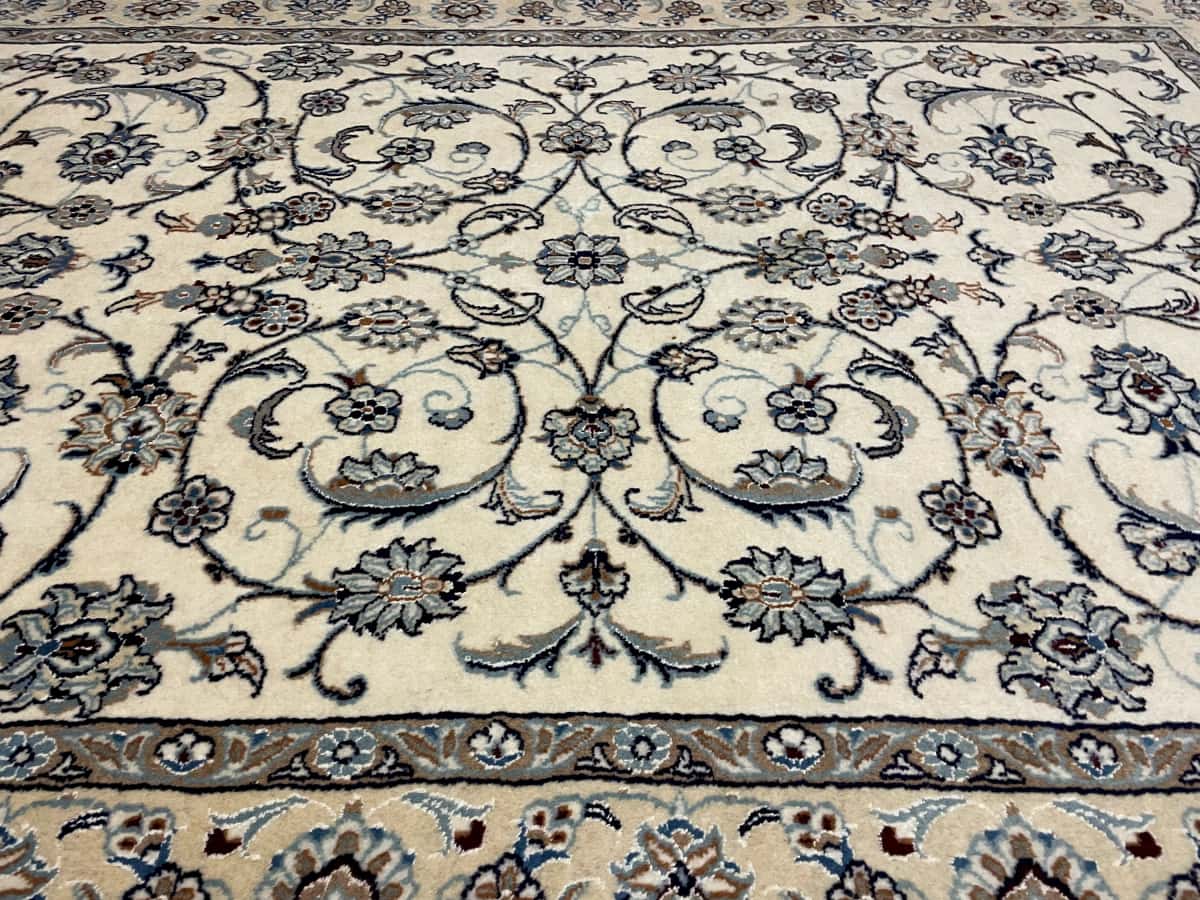 alfombra persa de estilo Nain en dimensiones 240 centímetros de largo por 162 centímetros de ancho con colores principalmente beige y azul — Perspectiva
