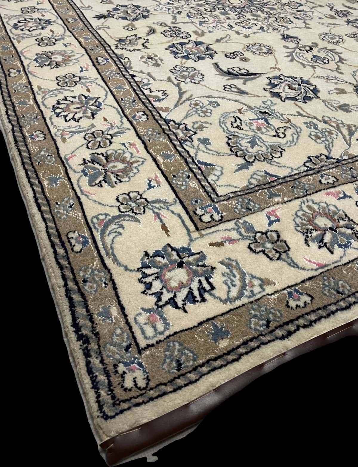 Persian rug of Nain style in dimensions 227 centimeters length by 167 centimeters width with mainly beige and blue colors — Corner & edge