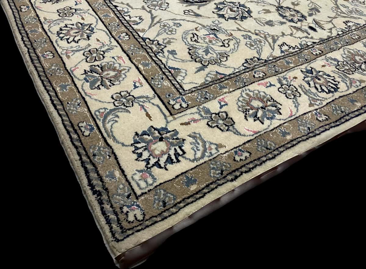 Persian rug of Nain style in dimensions 227 centimeters length by 167 centimeters width with mainly beige and blue colors — Corner & edge