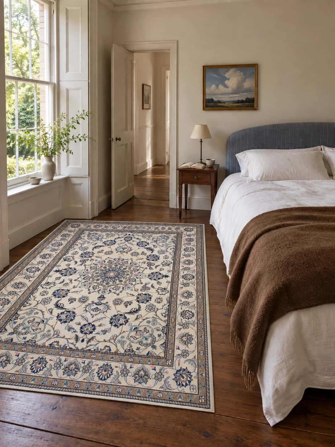 Alfombra persa Nain, floral, 167x227 cm, principalmente en azul y blanco — En una habitación
