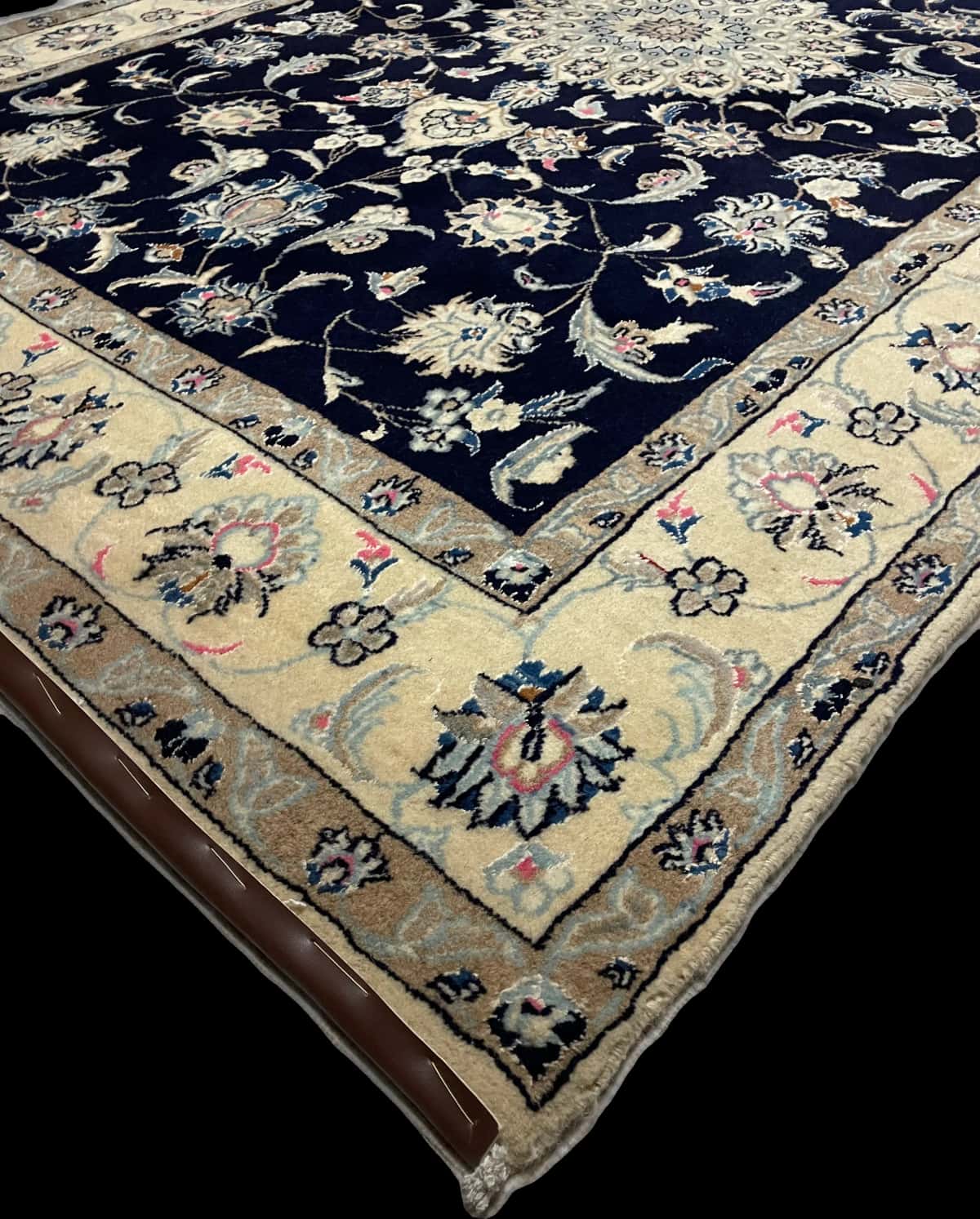 Persian rug of Nain style in dimensions 252 centimeters length by 160 centimeters width with mainly beige and blue colors — Corner & edge
