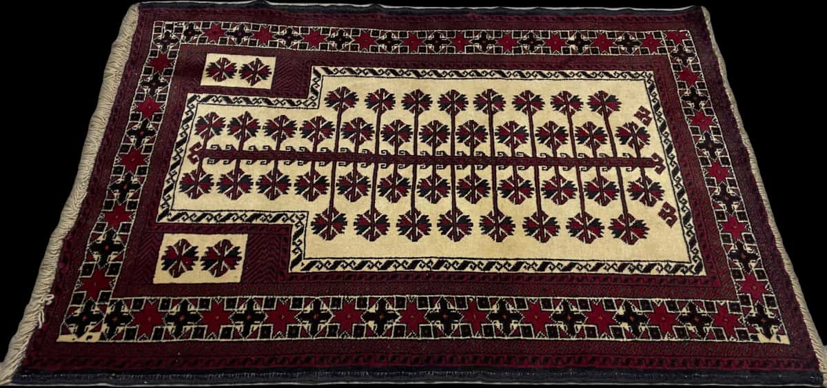 Persian rug of Turkoman style in dimensions 145 centimeters length by 101 centimeters width with mainly beige and red colors — Perspective