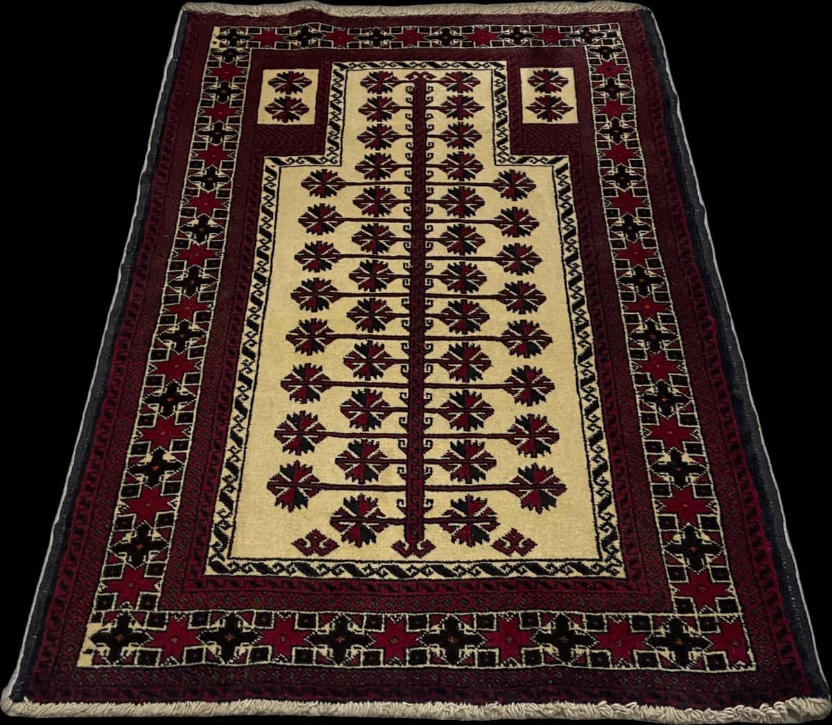 Persian rug of Turkoman style in dimensions 145 centimeters length by 101 centimeters width with mainly beige and red colors — Perspective