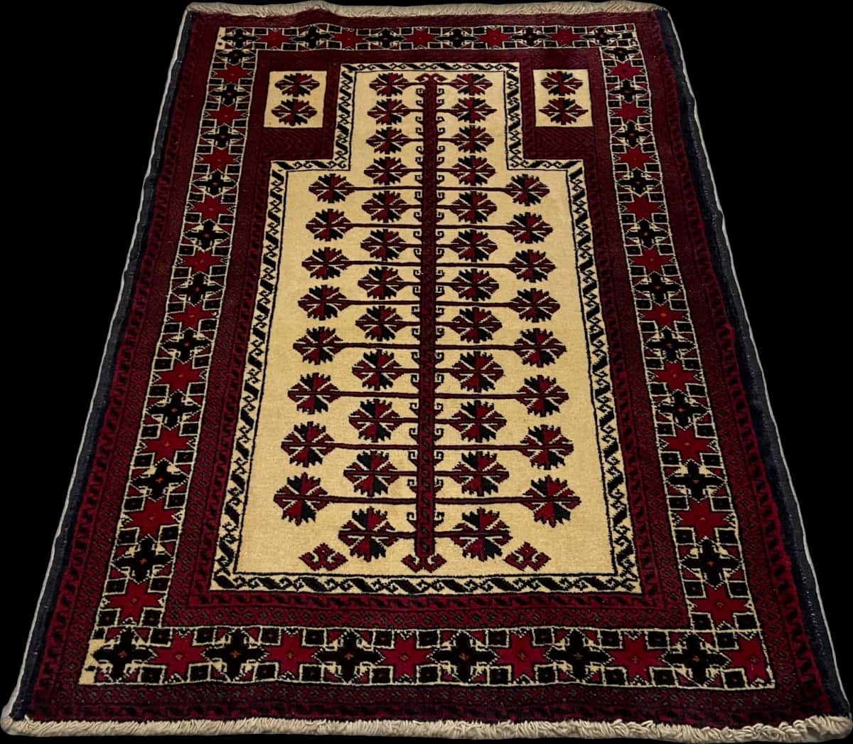 persischer Teppich im turkmenischer Stil in den Maßen 145 Zentimeter Länge mal 101 Zentimeter Breite mit überwiegend beige und rot Farben — Perspektive