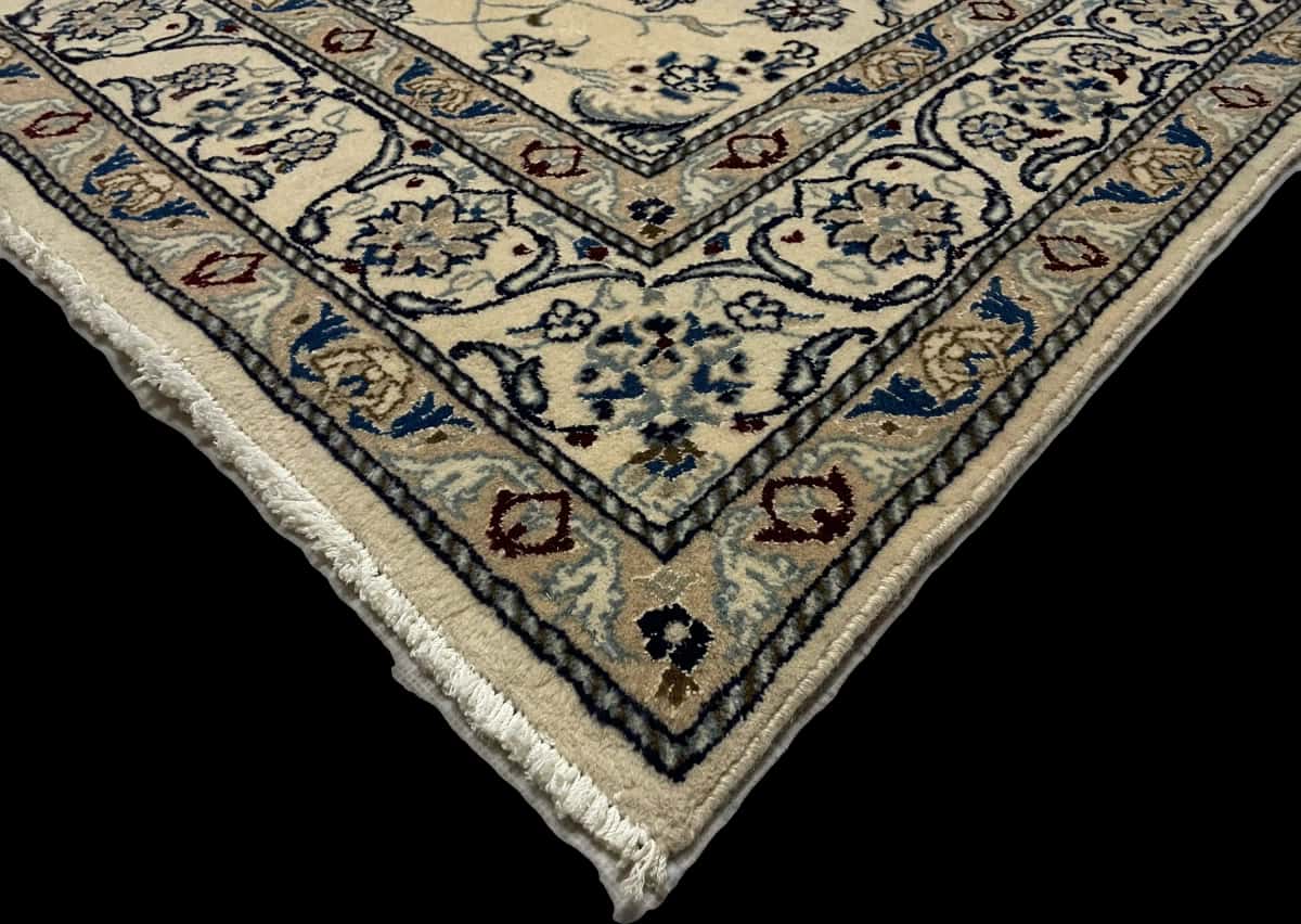 Persian rug of Nain style in dimensions 230 centimeters length by 159 centimeters width with mainly beige and blue colors — Corner & edge