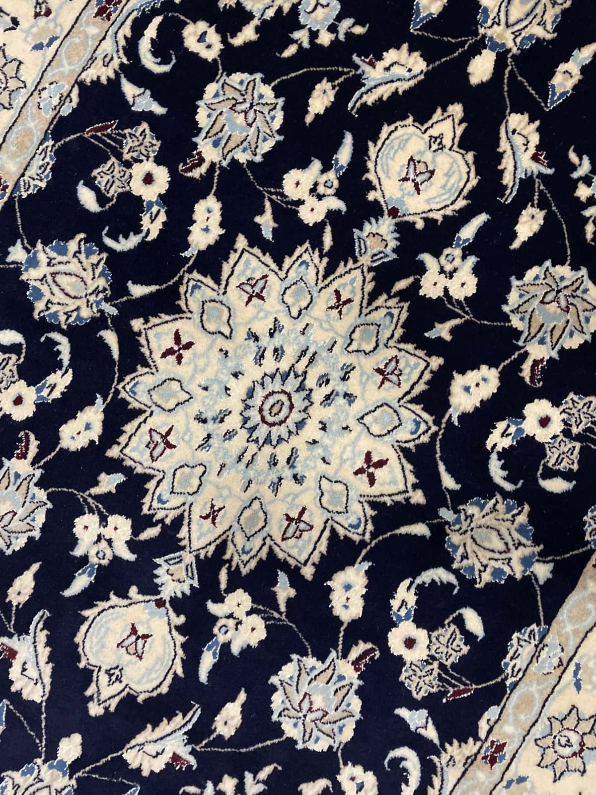alfombra persa de estilo Nain en dimensiones 214 centímetros de largo por 148 centímetros de ancho con colores principalmente beige y azul — Primer plano de la textura