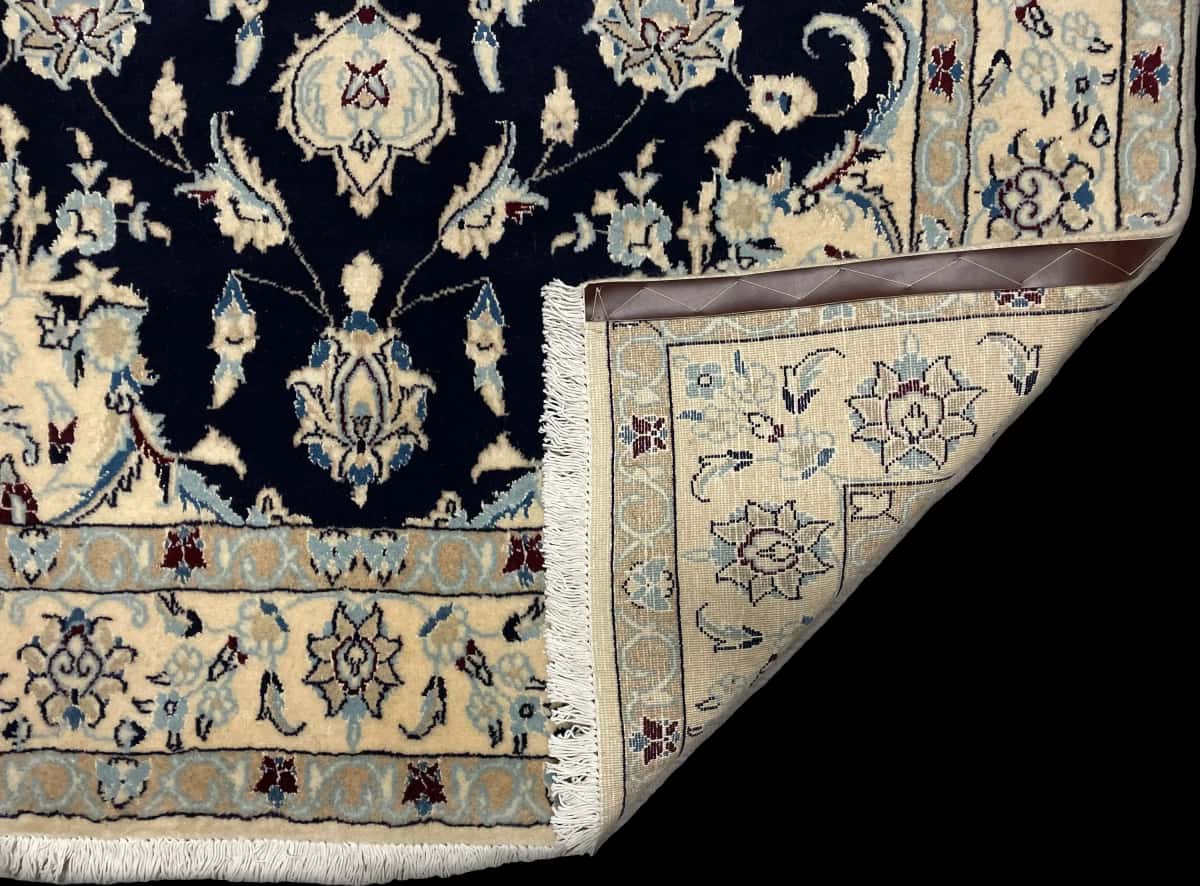 persischer Teppich im Nain Stil in den Maßen 214 Zentimeter Länge mal 148 Zentimeter Breite mit überwiegend beige und blau Farben — Gefaltet