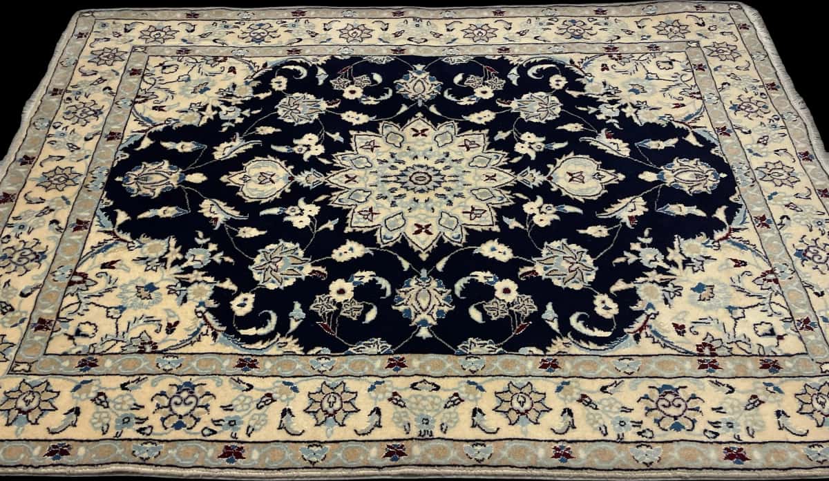 persischer Teppich im Nain Stil in den Maßen 214 Zentimeter Länge mal 148 Zentimeter Breite mit überwiegend beige und blau Farben — Perspektive