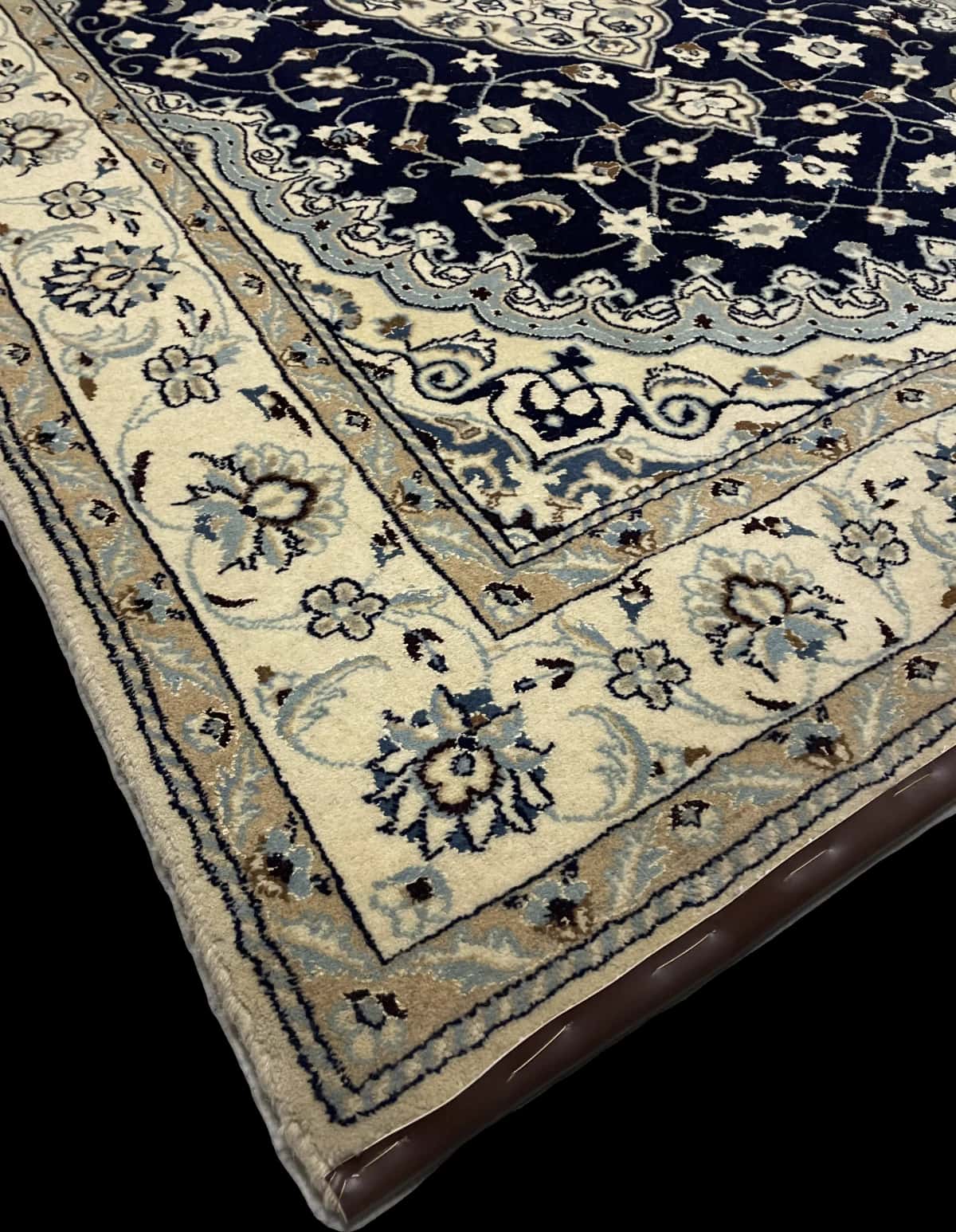 Persian rug of Nain style in dimensions 238 centimeters length by 160 centimeters width with mainly beige and blue colors — Corner & edge