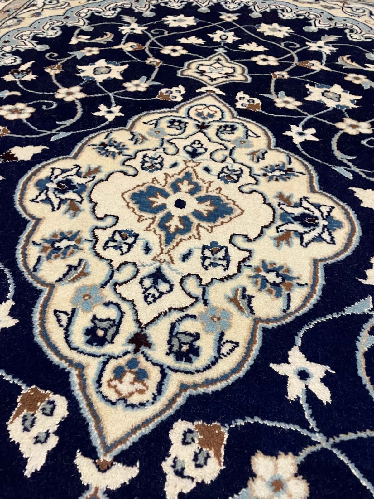 Persian rug of Nain style in dimensions 238 centimeters length by 160 centimeters width with mainly beige and blue colors — Texture close-up