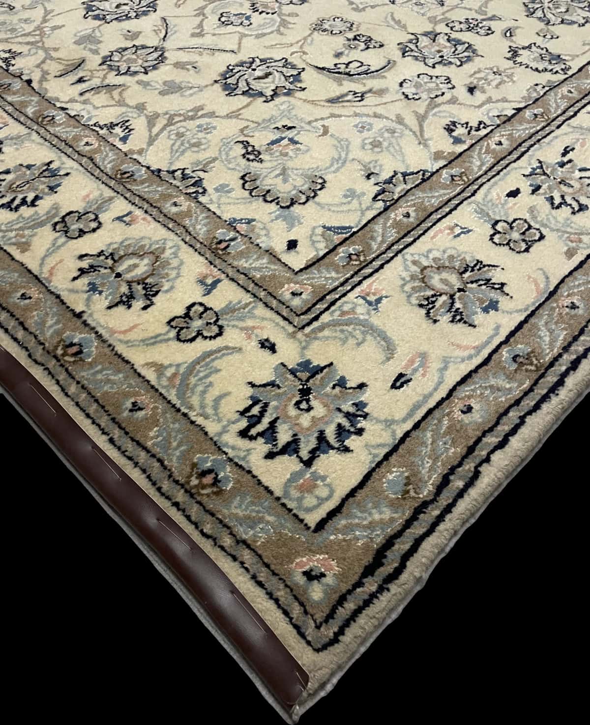 Persian rug of Nain style in dimensions 230 centimeters length by 162 centimeters width with mainly beige colors — Corner & edge