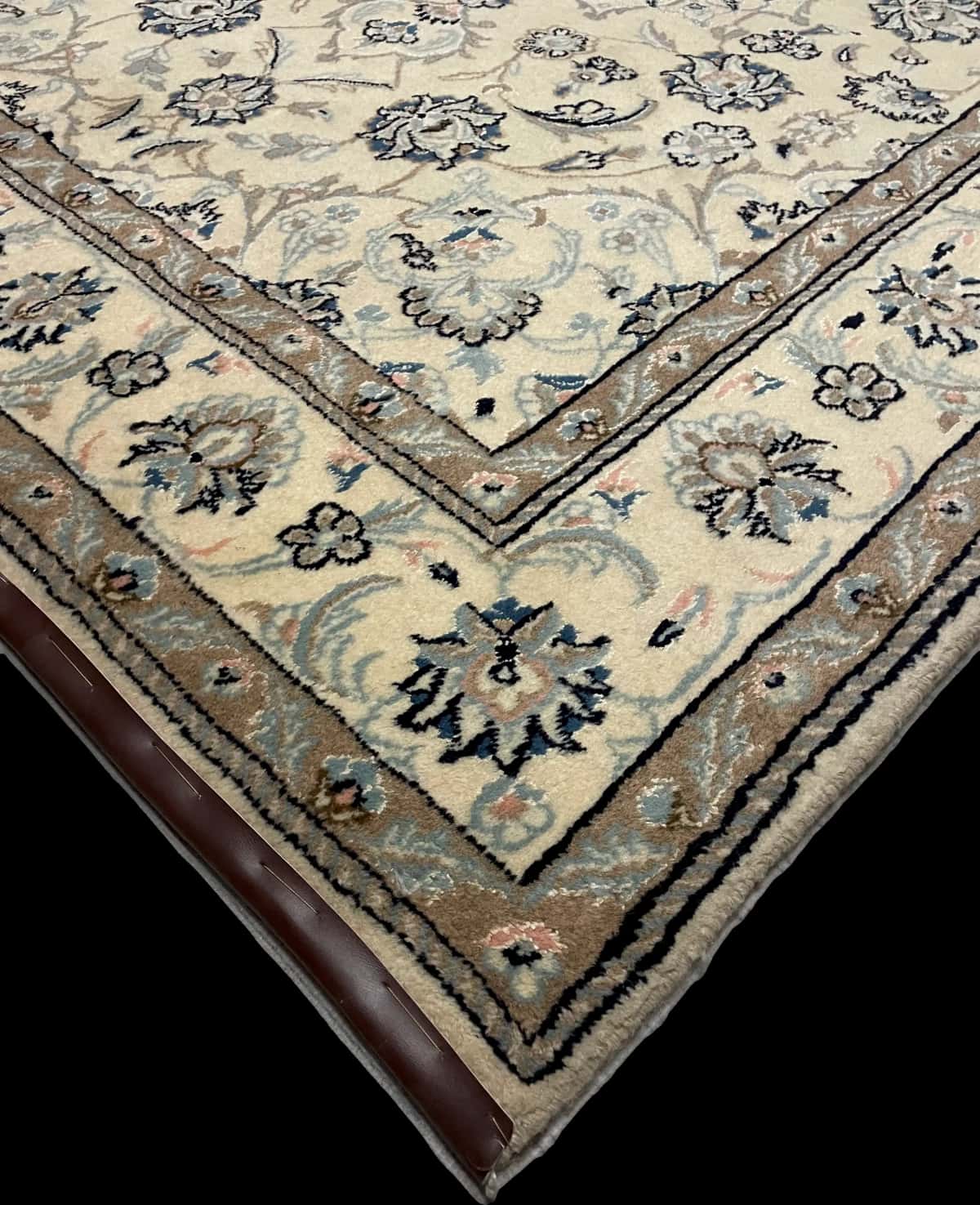 Persian rug of Nain style in dimensions 230 centimeters length by 162 centimeters width with mainly beige colors — Corner & edge