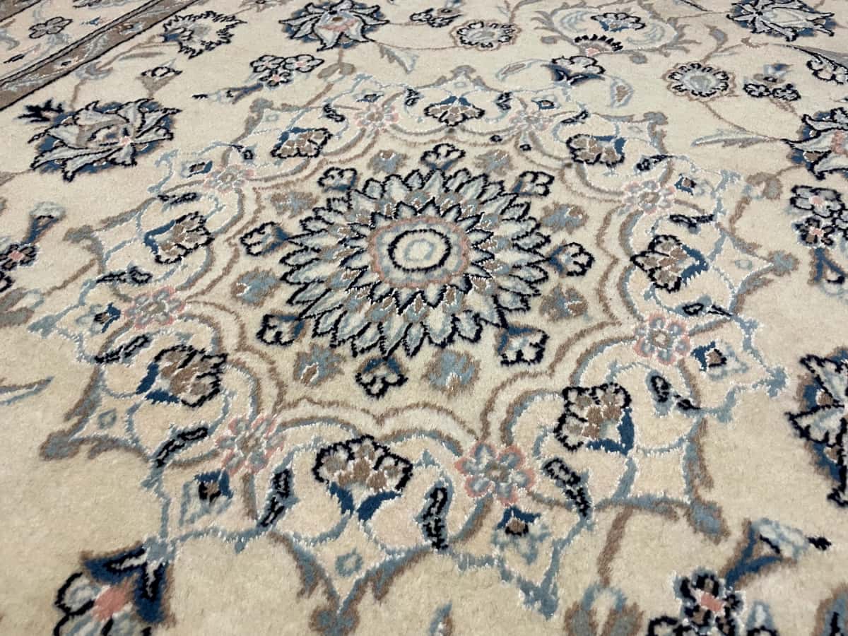 Persian rug of Nain style in dimensions 230 centimeters length by 162 centimeters width with mainly beige colors — Texture close-up