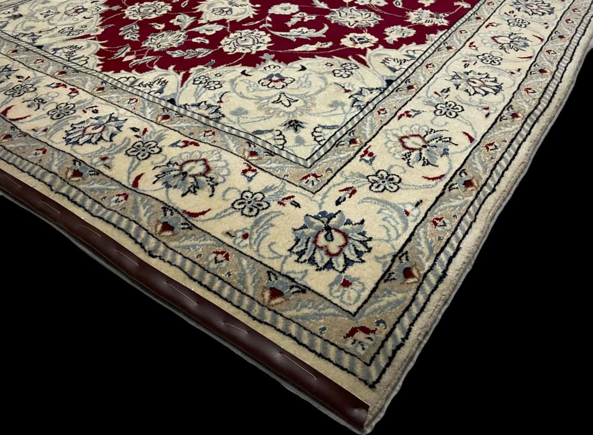 Persian rug of Nain style in dimensions 240 centimeters length by 170 centimeters width with mainly beige and red colors — Corner & edge
