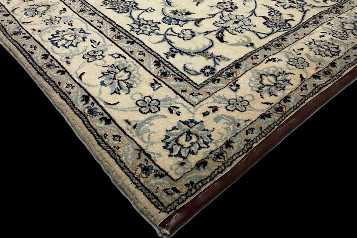 alfombra persa de estilo Nain en dimensiones 234 centímetros de largo por 165 centímetros de ancho con colores principalmente beige — Esquina y borde