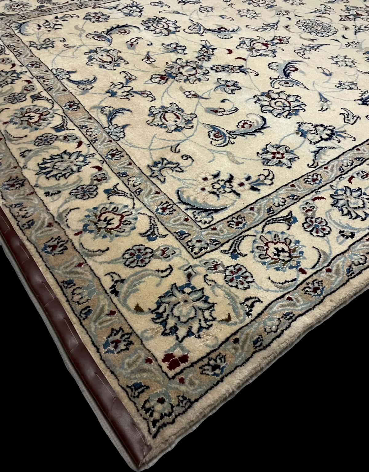 Persian rug of Nain style in dimensions 240 centimeters length by 162 centimeters width with mainly beige colors — Corner & edge
