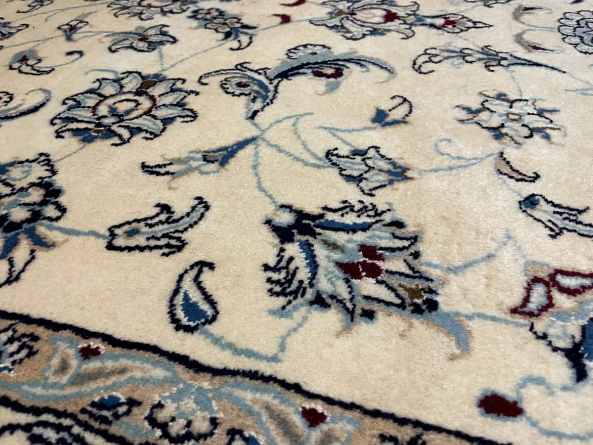 Persian rug of Nain style in dimensions 240 centimeters length by 162 centimeters width with mainly beige colors — Texture close-up