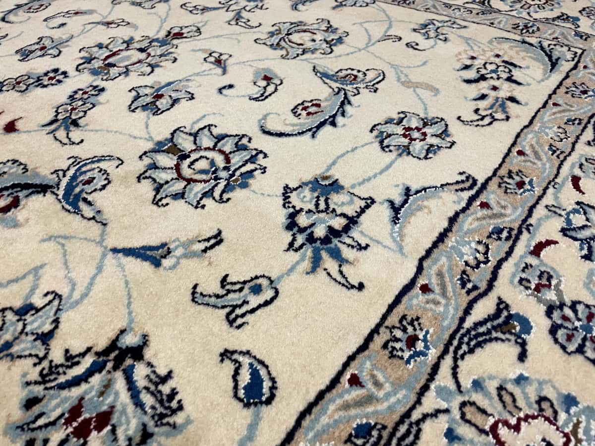 Persian rug of Nain style in dimensions 240 centimeters length by 162 centimeters width with mainly beige colors — Texture close-up
