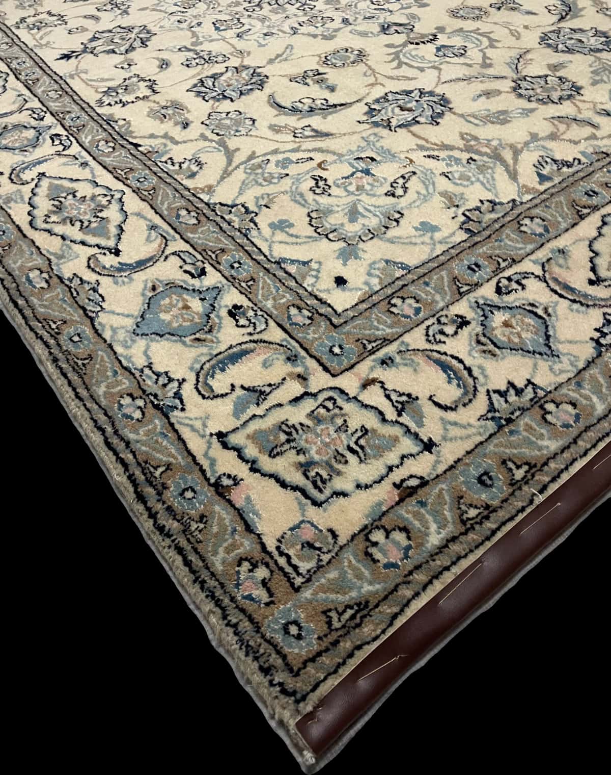Persian rug of Nain style in dimensions 237 centimeters length by 167 centimeters width with mainly beige and blue colors — Corner & edge