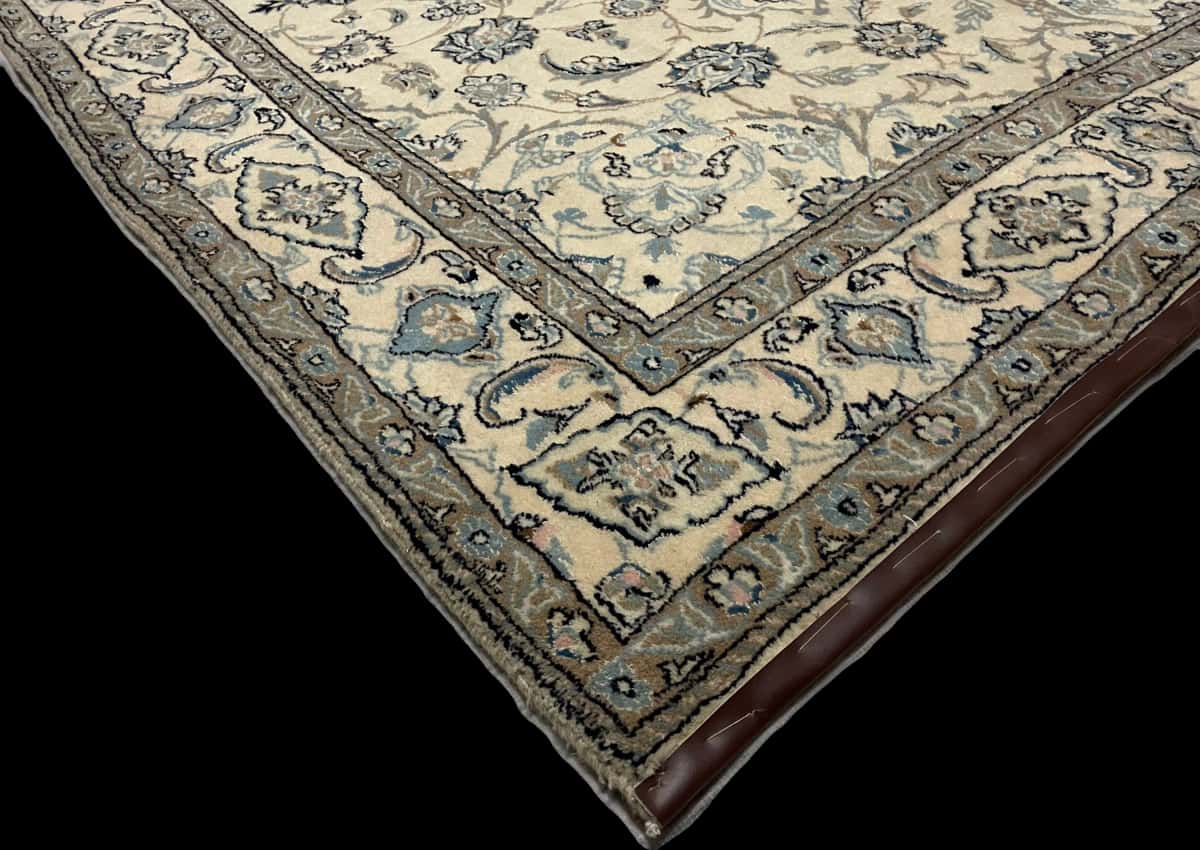 Persian rug of Nain style in dimensions 237 centimeters length by 167 centimeters width with mainly beige and blue colors — Corner & edge