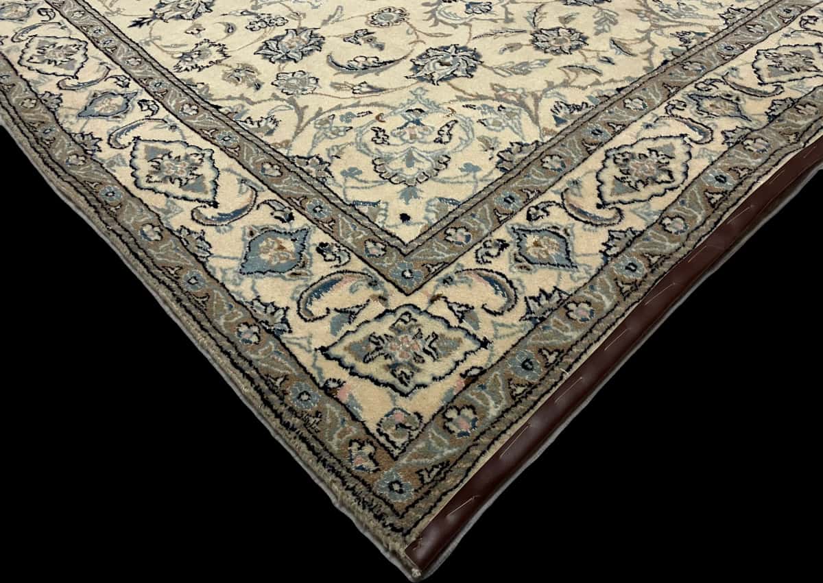 Persian rug of Nain style in dimensions 237 centimeters length by 167 centimeters width with mainly beige and blue colors — Corner & edge