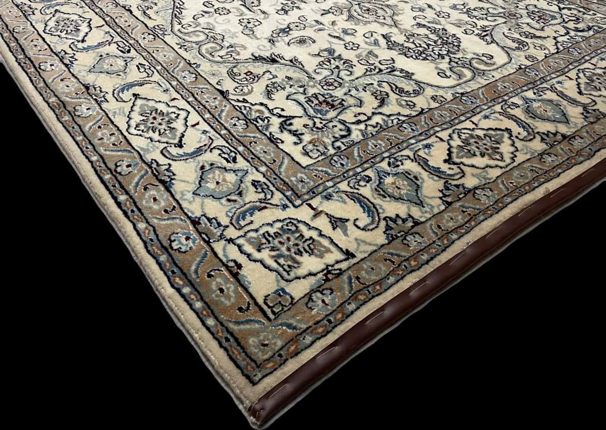 Persian rug of Nain style in dimensions 255 centimeters length by 164 centimeters width with mainly white and blue colors — Corner & edge