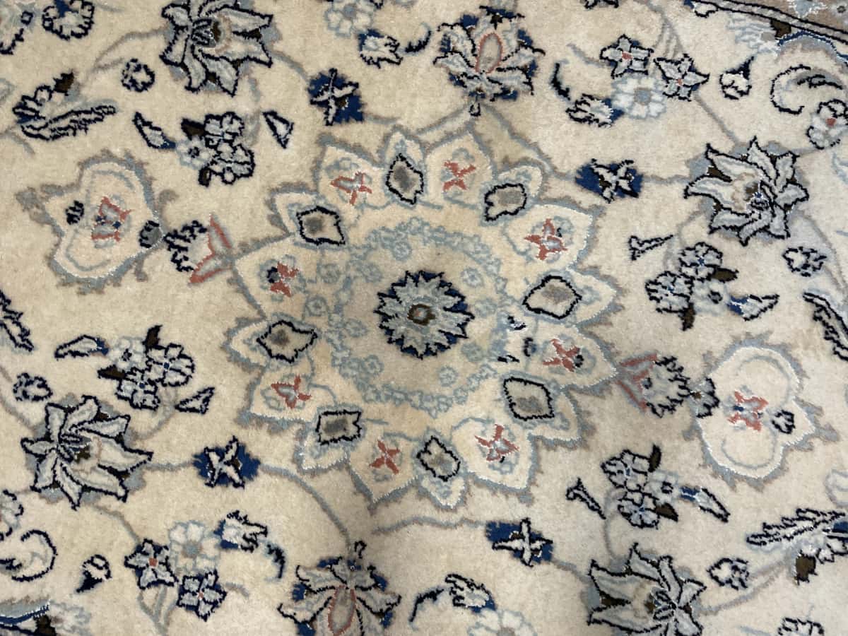 Persian rug of Nain style in dimensions 206 centimeters length by 145 centimeters width with mainly beige colors — Texture close-up