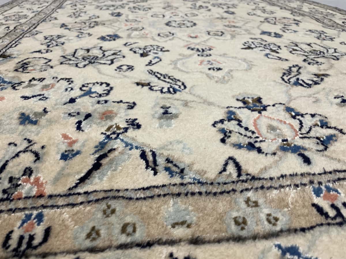 Persian rug of Nain style in dimensions 206 centimeters length by 145 centimeters width with mainly beige colors — Texture close-up