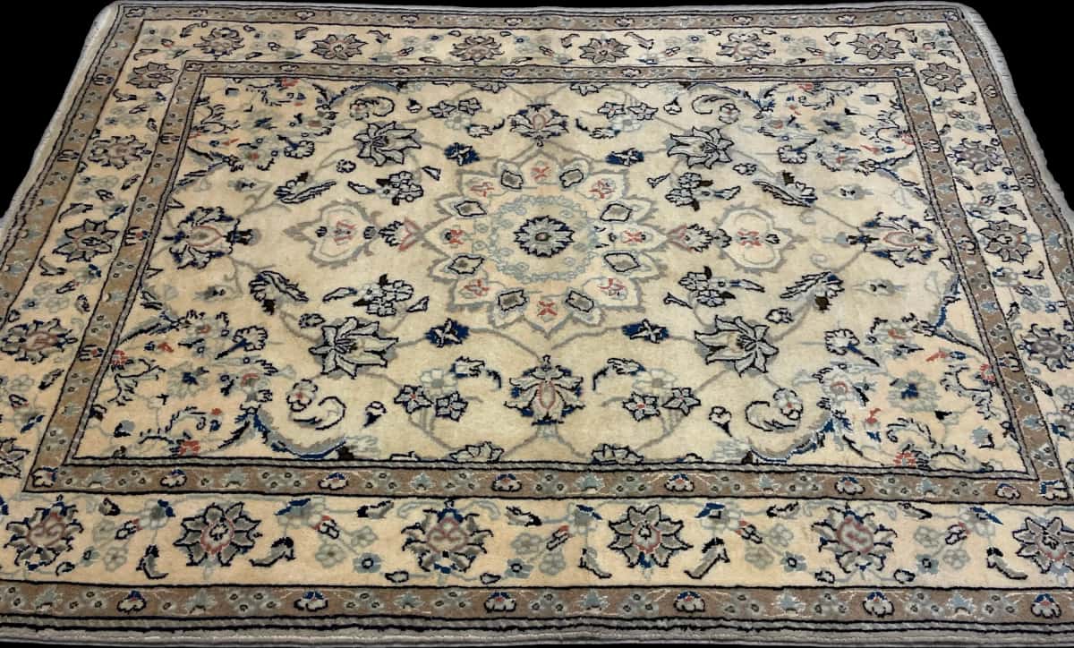 persischer Teppich im Nain Stil in den Maßen 206 Zentimeter Länge mal 145 Zentimeter Breite mit überwiegend beige Farben — Perspektive