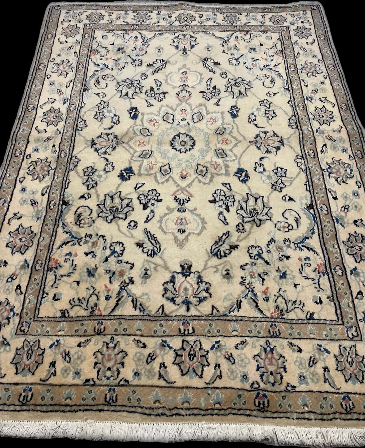 persischer Teppich im Nain Stil in den Maßen 206 Zentimeter Länge mal 145 Zentimeter Breite mit überwiegend beige Farben — Perspektive