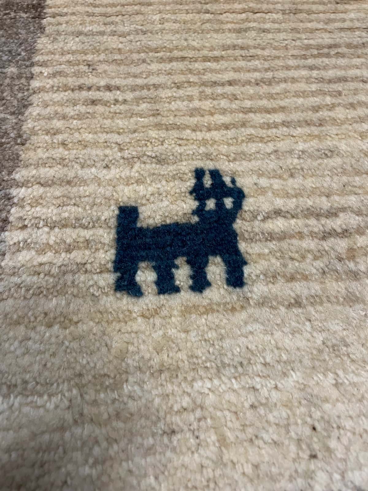 Persian rug of Gabbeh style in dimensions 140 centimeters length by 102 centimeters width with mainly beige colors — Texture close-up
