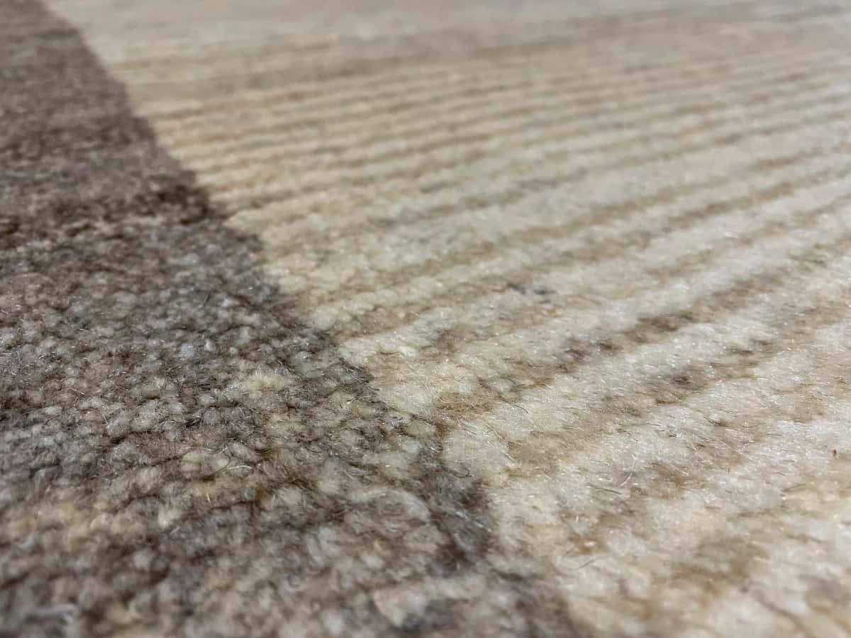 Persian rug of Gabbeh style in dimensions 140 centimeters length by 102 centimeters width with mainly beige colors — Texture close-up