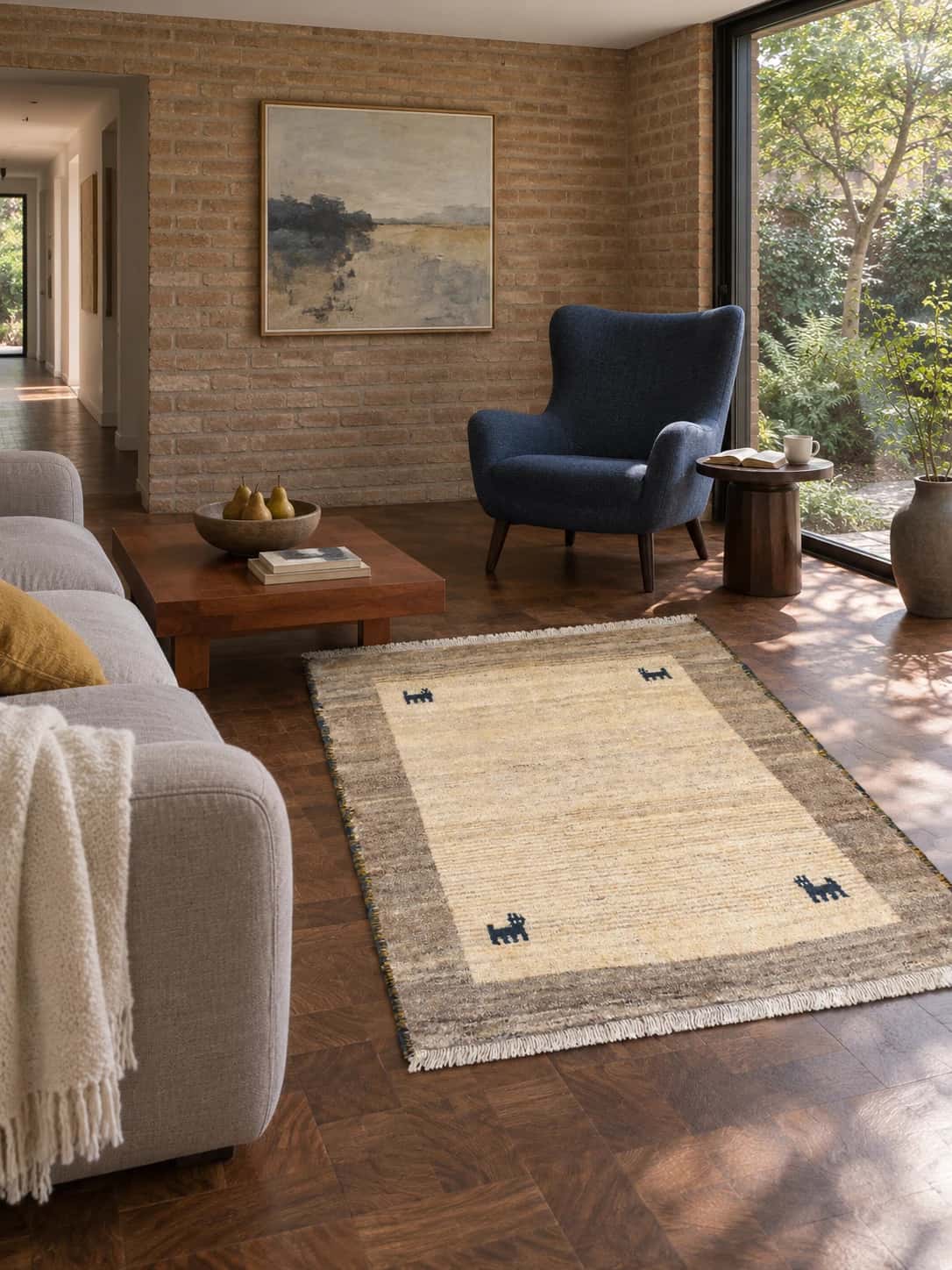 Alfombra persa gabbeh, oriental, 102x140 cm, principalmente en beige — En una habitación