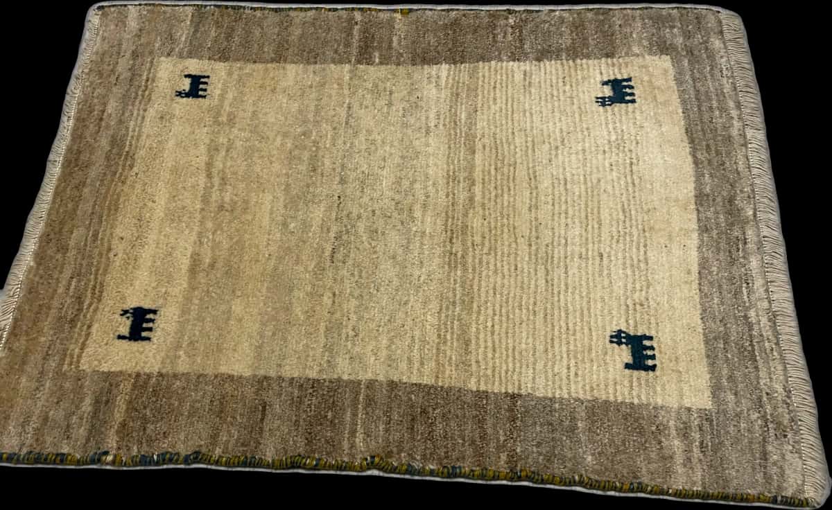 Persian rug of Gabbeh style in dimensions 140 centimeters length by 102 centimeters width with mainly beige colors — Perspective