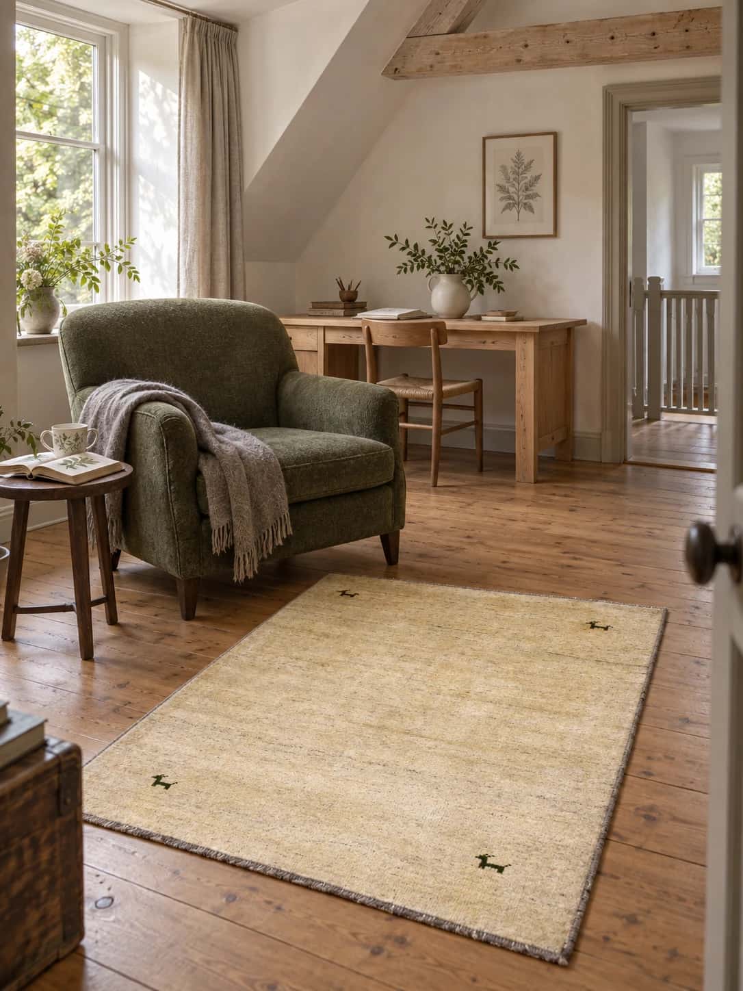 Alfombra persa gabbeh, lisa, 135x187 cm, principalmente en beige — En una habitación
