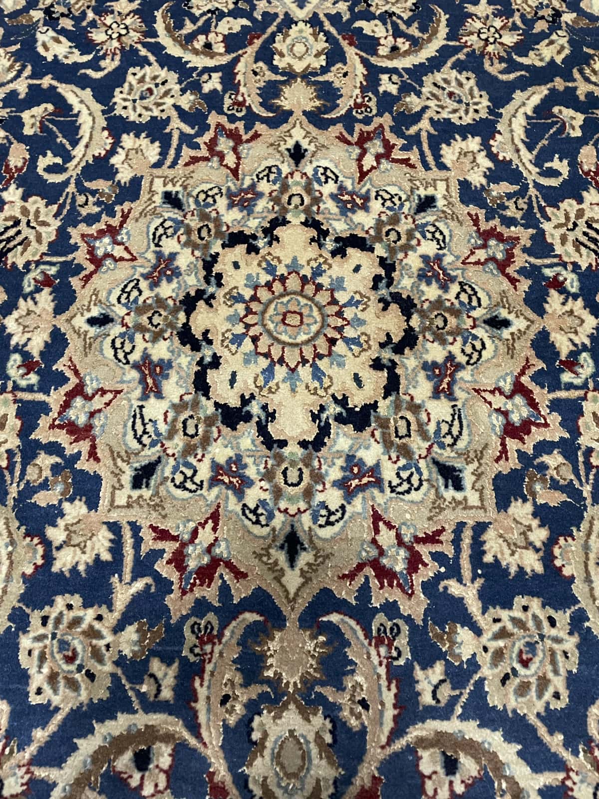 Persian rug of Nain style in dimensions 203 centimeters length by 122 centimeters width with mainly blue colors — Texture close-up